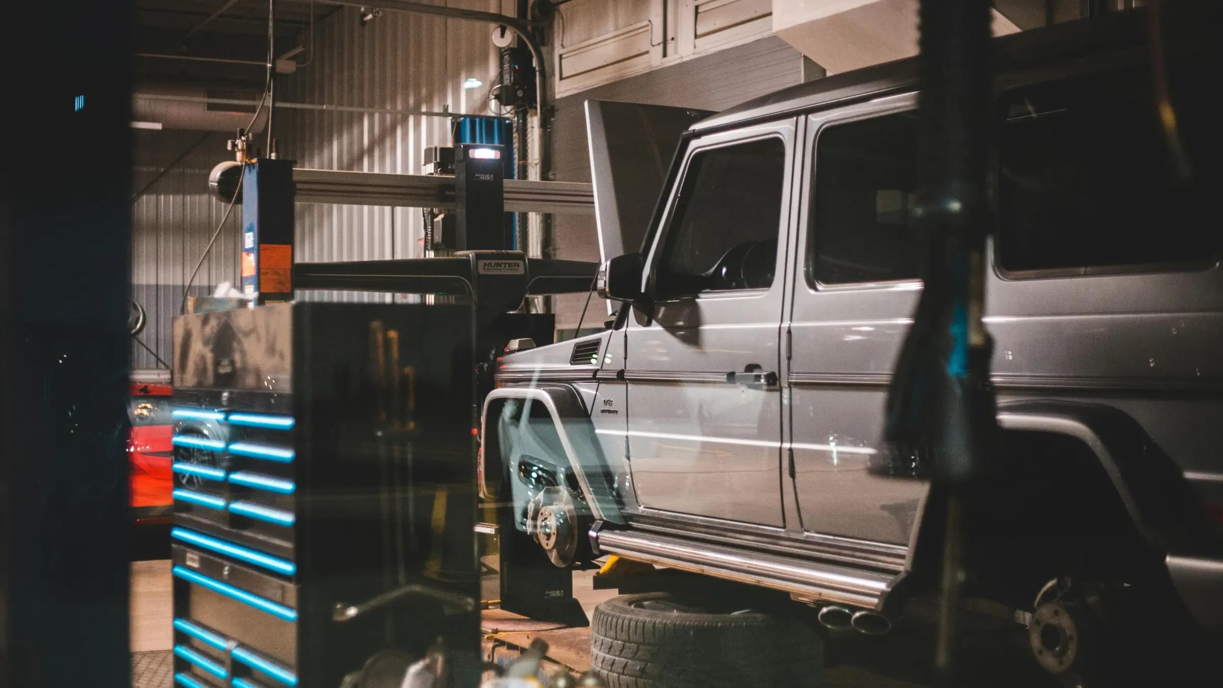 Moderne KFZ-Werkstatt mit professioneller Ausstattung