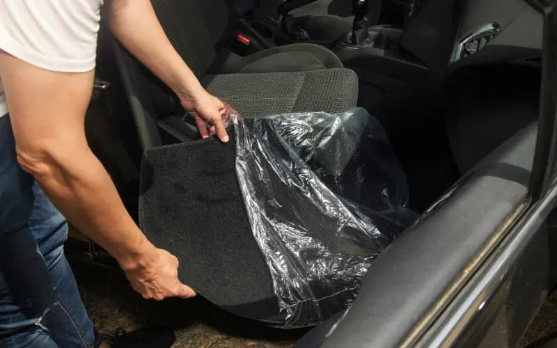 Fußmatten und Sicherheitsausstattung im Auto